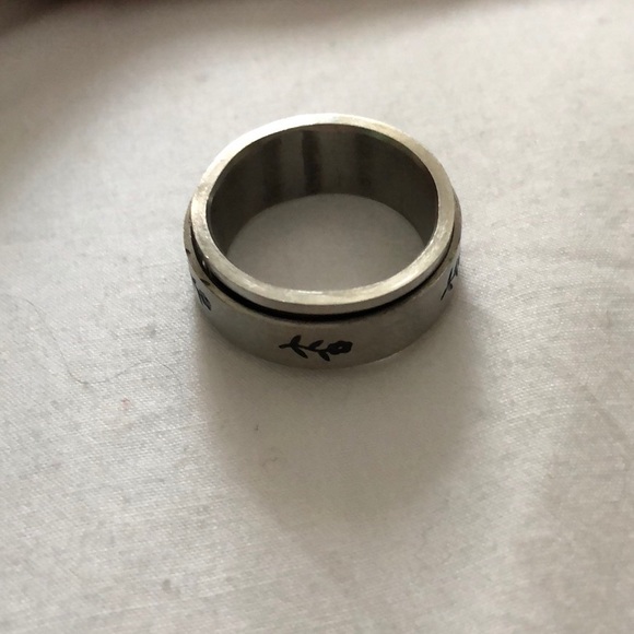 Stainless Steal Fidget Spinner Ring with Flowers - Picture 3 of 3